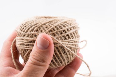  Beyaz arka plan üzerinde izole el iş parçacığında makaralar