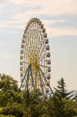 Yeşil bölgede Lunaparktaki dönme dolap