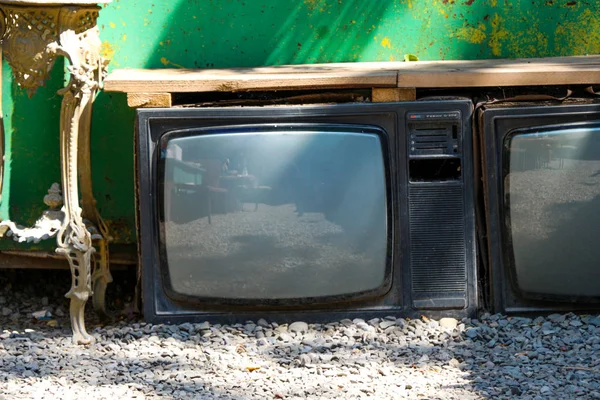 Broken Television Abandoned on the ground outside in the street — Stock Photo, Image