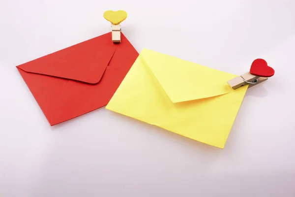 Ícones em forma de coração ligados a envelopes coloridos — Fotografia de Stock