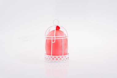 Metal çubuk ile bir beyaz renk kuş evde küçük balon yerleştirilir