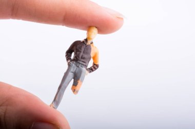 Küçük adam figürü ile beyaz backgro yandan sakat bir bacak