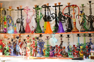 Bir raf üzerinde çeşitli renklerin Doğu nargile grup