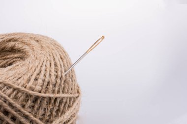  Beyaz arka plan üzerinde izole iş parçacığının makaralar üzerinde iğne