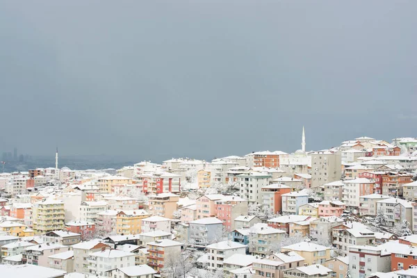 Zimní pohled z města Istanbulu s domy pokryté — Stock fotografie