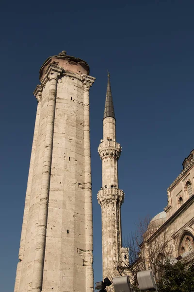 オスマン時代のモスクの石で作られたミナレットが見える — ストック写真