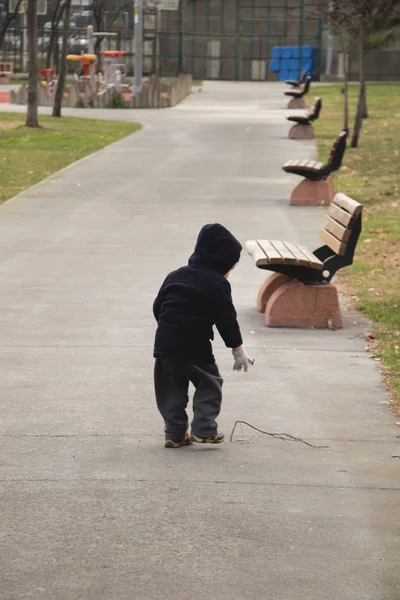 Kind Houten Bankje Wandelen Een Park — Stockfoto