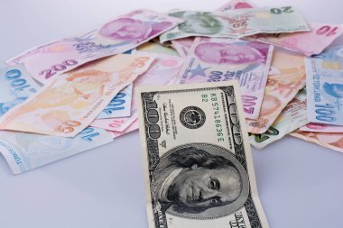 Amerikan Doları banknot ve Turksh Lirası banknot yan yana