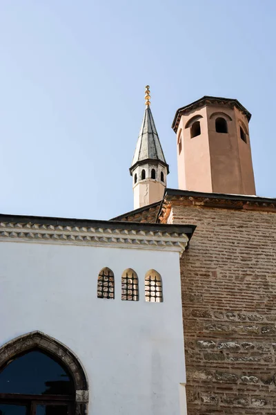 Пример турецкой архитектуры на крыше — стоковое фото