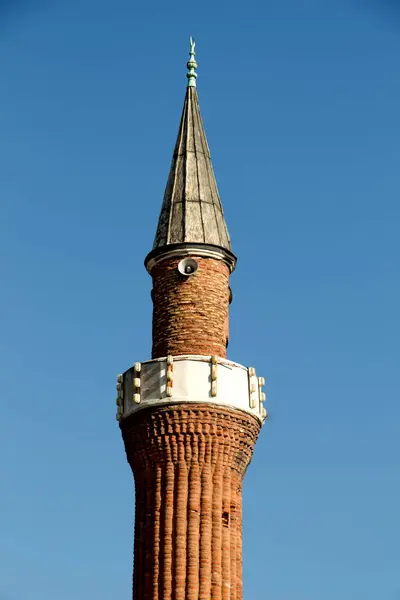 Minaret des mosquées ottomanes en vue — Photo