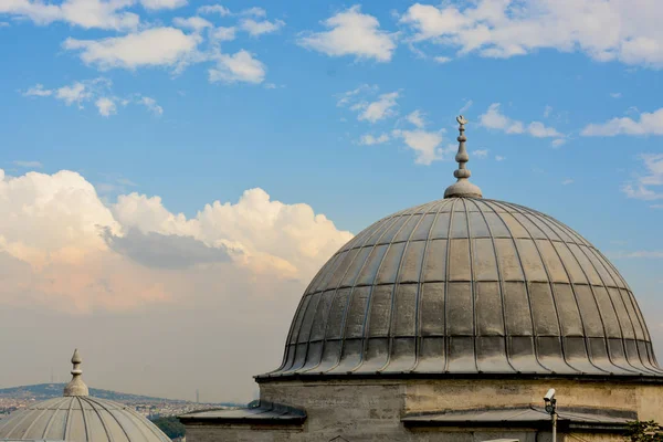 Vista exterior de la cúpula en la arquitectura otomana en Turquía — Foto de Stock