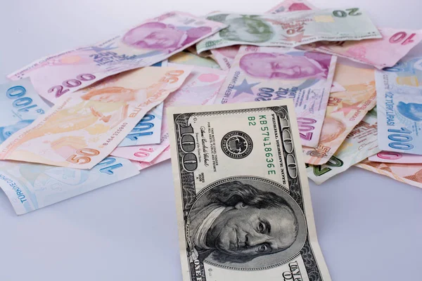 Amerikan Doları banknot ve Turksh Lirası banknot yan yana