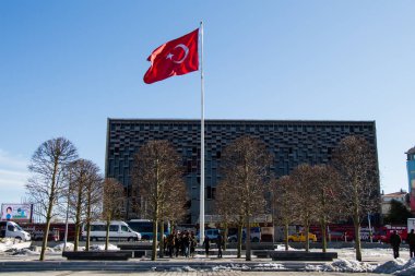 Türk ulusal bayrağı direğe asılı 