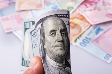 Amerikan Doları banknot ve Turksh Lirası banknot yan yana