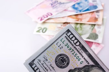 Amerikan Doları banknot ve Turksh Lirası banknot yan yana