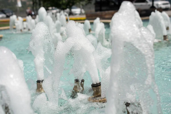 Die Fontänen sprudeln sprudelndes Wasser in einem poo — Stockfoto