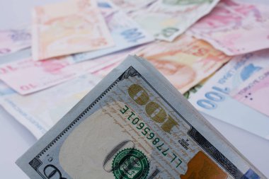 Amerikan Doları banknot ve Turksh Lirası banknot yan yana