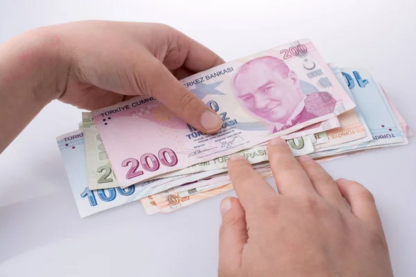 Ruku v ruce drží Turksh Lira bankovky — Stock fotografie
