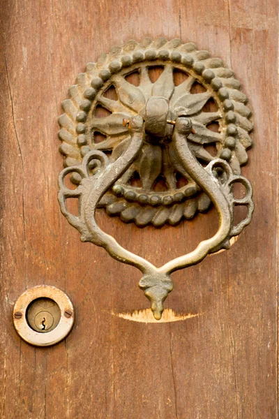 Старая ручная оттоманская дверная ручка из металла — стоковое фото
