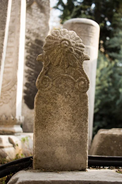 Art en pierre du tombeau ottoman dans le cimetière — Photo