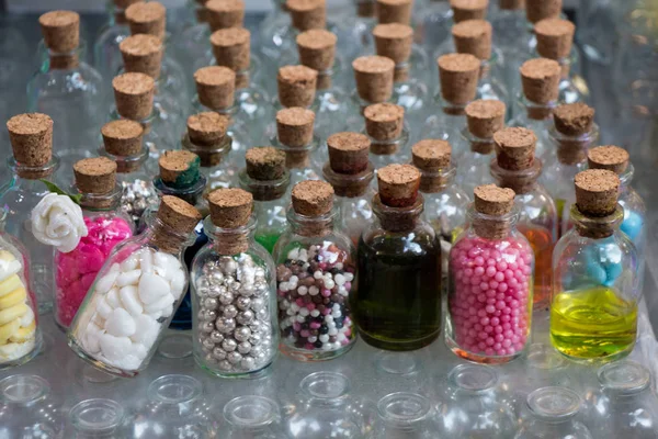Conjunto de pequenas garrafas transparentes cheias de contas — Fotografia de Stock
