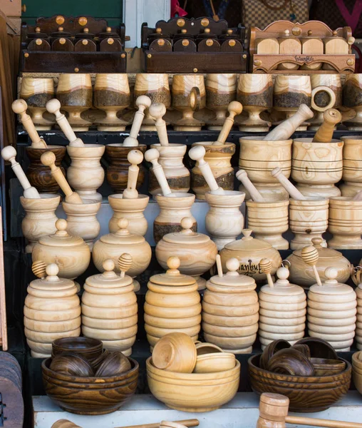 Morteros y morteros de madera como utensilios de cocina — Foto de Stock