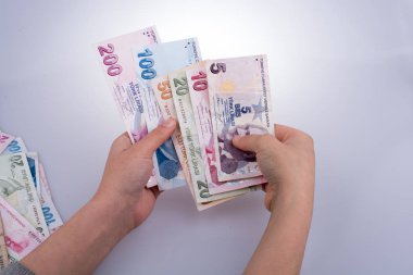 Turksh Lirası banknot elinde tutan el