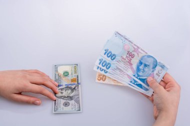 Amerikan Doları banknot ve Turksh Lirası banknot holding eller