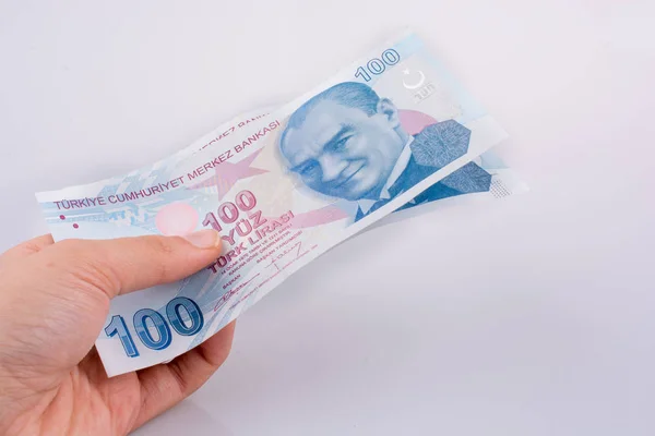 Χέρι που κρατά στο χέρι 100 τραπεζογραμμάτια σε λίρες Τουρκικά — Φωτογραφία Αρχείου
