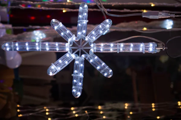 Luzes de Natal e festa em forma de floco de neve — Fotografia de Stock