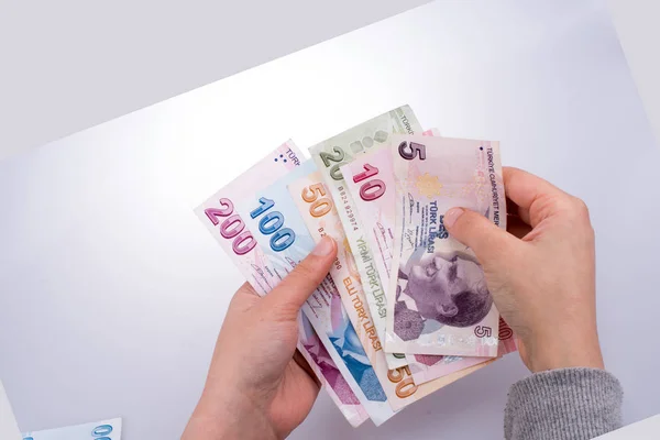 Ręka w rękę trzyma banknoty liry brat i siostra — Zdjęcie stockowe