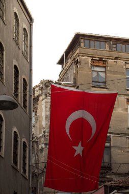 Bir ip bir binada Türk ulusal bayrak dayan