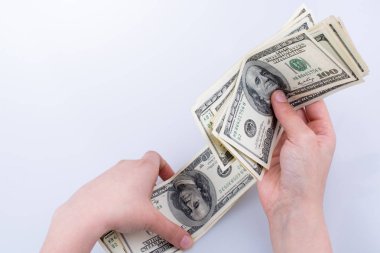 Amerikan Doları banknot beyaz arka plan üzerinde tutan eller