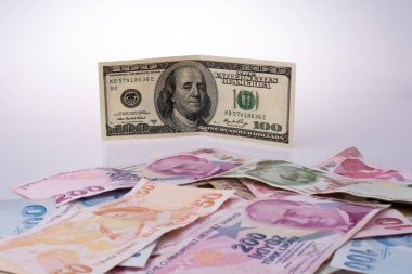 Amerikan Doları banknot ve Turksh Lirası banknot yan yana