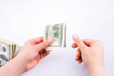 Amerikan Doları banknot beyaz arka plan üzerinde tutan eller