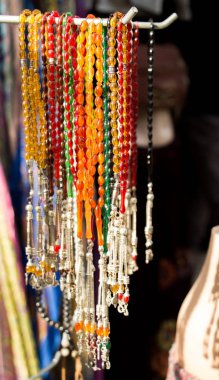 Çeşitli renkteki dua eden boncuk ayarla