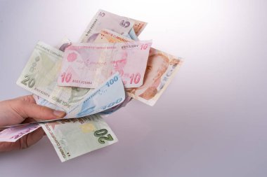 Turksh Lirası banknot elinde tutan el