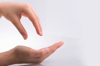 El jest beyaz bir arka plan üzerinde tutarak