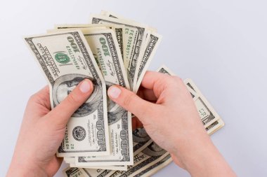 Amerikan Doları banknot beyaz arka plan üzerinde tutan eller