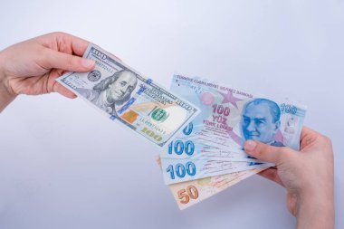 Amerikan Doları banknot ve Turksh Lirası banknot beyaz arka plan üzerinde yan yana holding eller