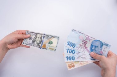 Amerikan Doları banknot ve Turksh Lirası banknot beyaz arka plan üzerinde yan yana holding eller
