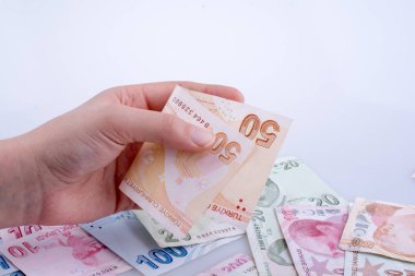 Turksh Lirası banknot elinde tutan el