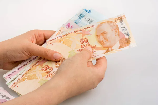 Turksh リラ紙幣を手に持っている手 — ストック写真