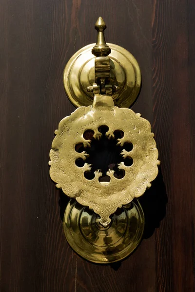 Stare, ręcznie robione gałki do drzwi z metalu — Zdjęcie stockowe