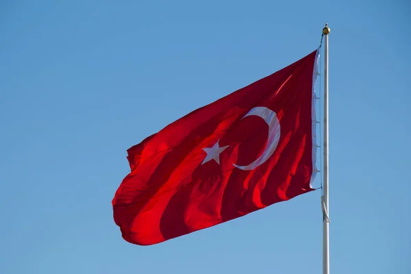 Bandera nacional turca cuelga en un poste — Foto de Stock