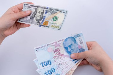Amerikan Doları banknot ve Turksh Lirası banknot beyaz arka plan üzerinde yan yana holding eller