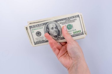 Amerikan Doları banknot beyaz arka plan üzerinde tutan eller