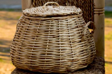 Satılık bir pazar yeri boş hasır sepetleri