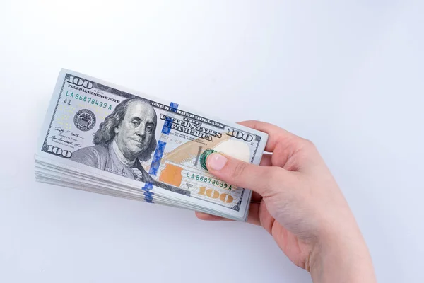 흰색 바탕에 미국 달러 지폐를 들고 인간의 손 — 스톡 사진