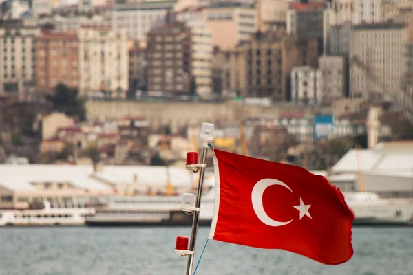Турецкий национальный флаг висит на шесте — стоковое фото